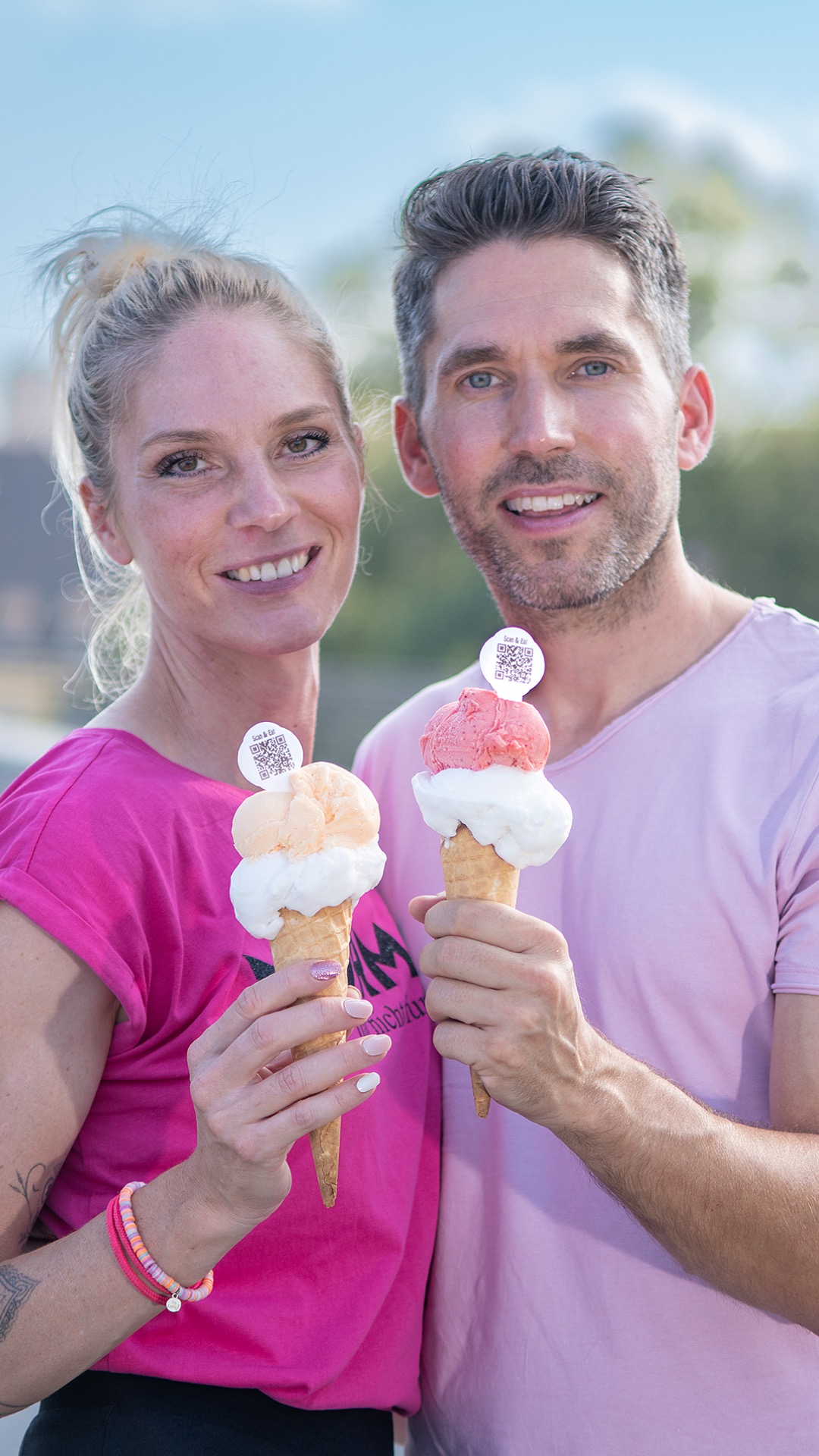 Person scannt einen QRSTIX